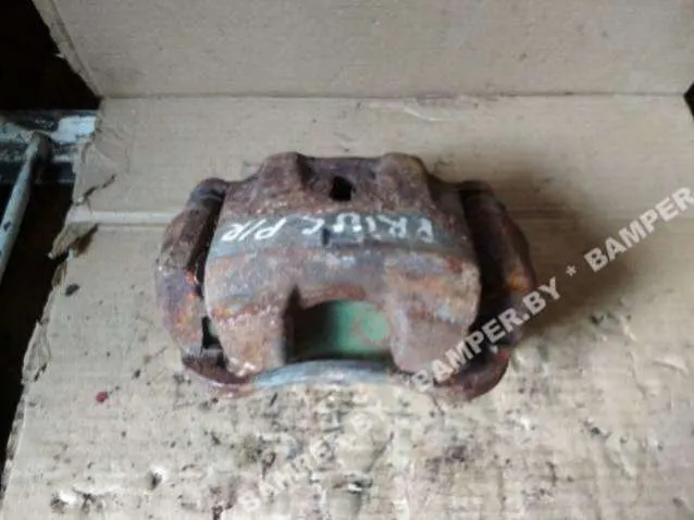 Суппорт передний правый Toyota Prius 1 поколение