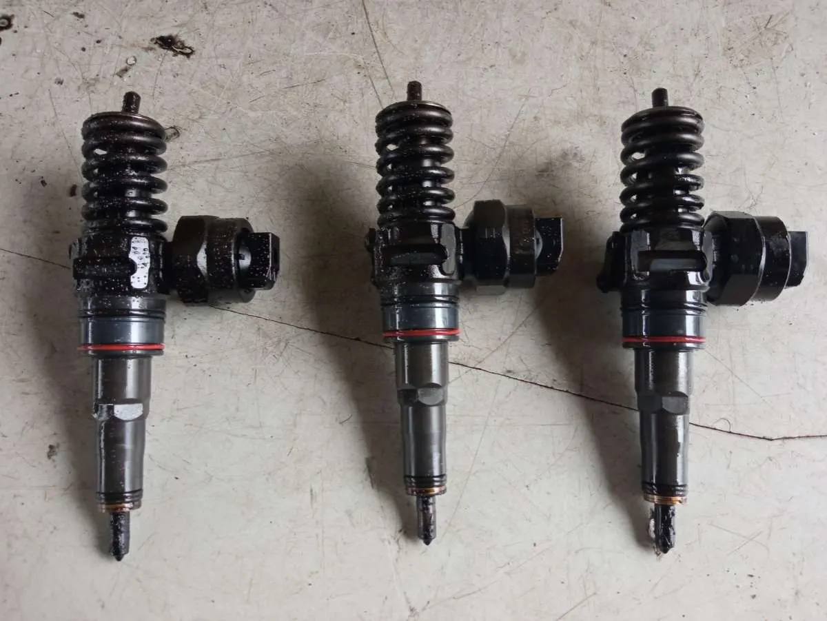 Форсунка бензиновая Volkswagen Golf 4 поколение 038130073J