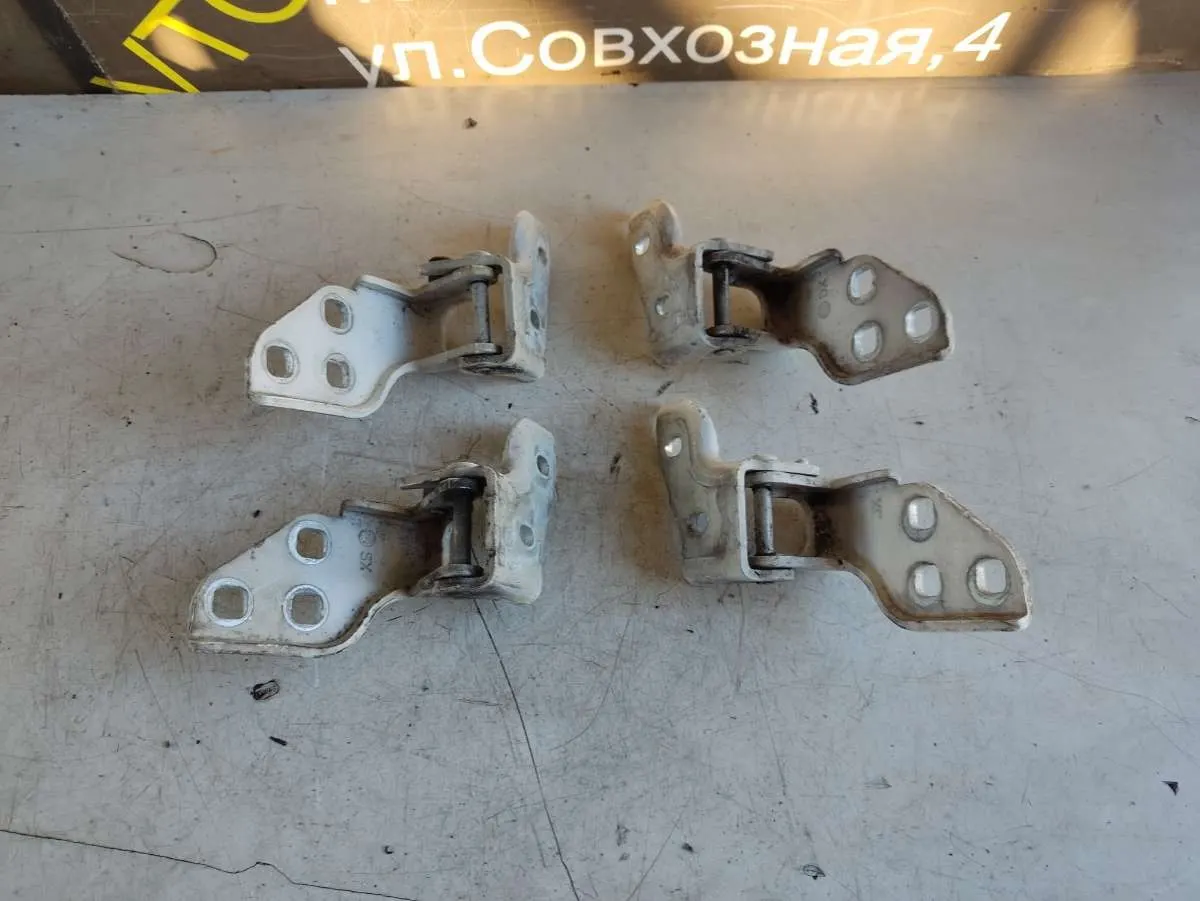 Петля двери задней левой Peugeot Boxer