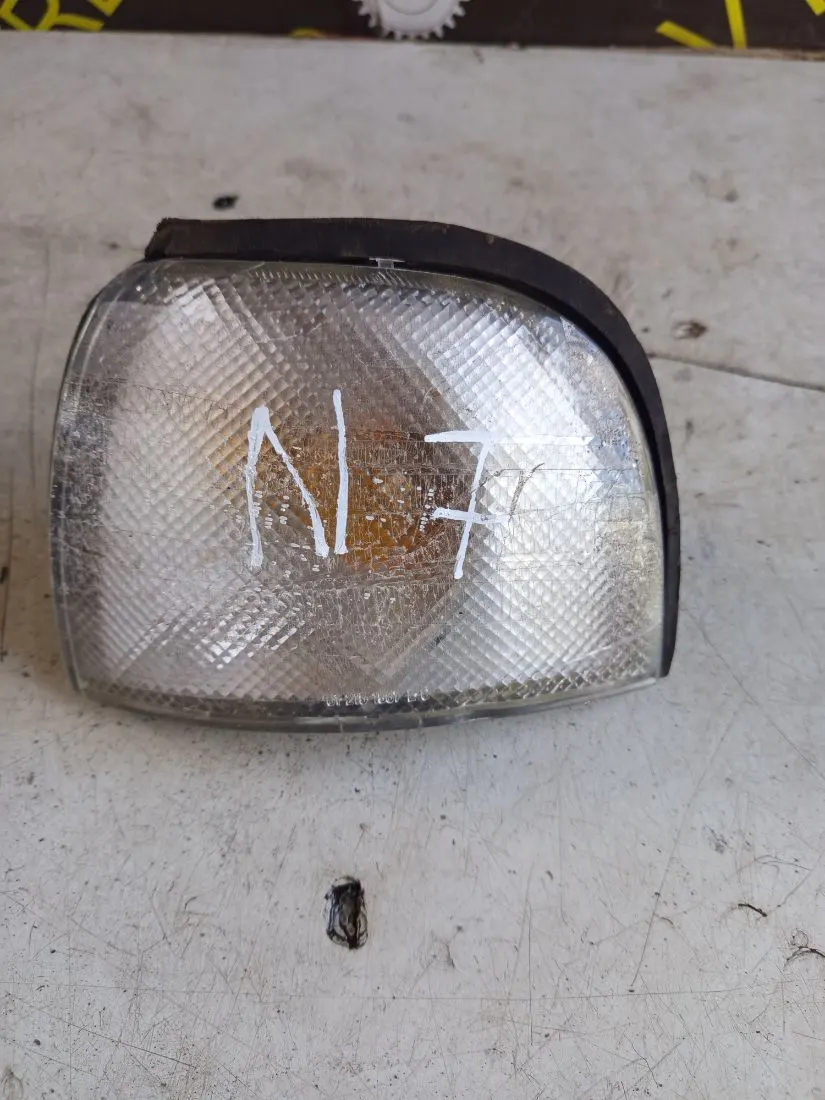 Поворотник левый Nissan Sunny Y10