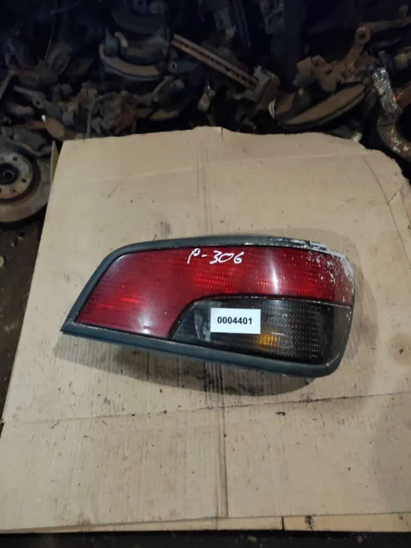 Фонарь задний правый Peugeot 306 1 поколение