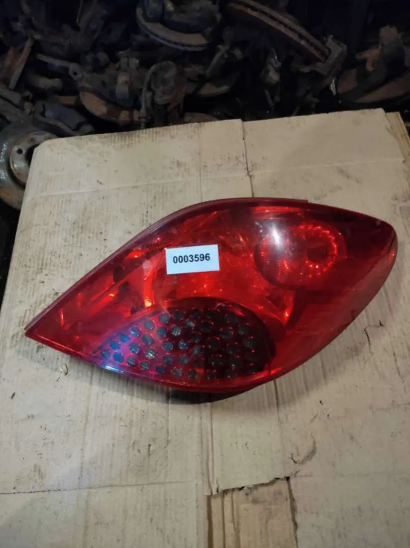 Фонарь задний правый Peugeot 207 1 поколение