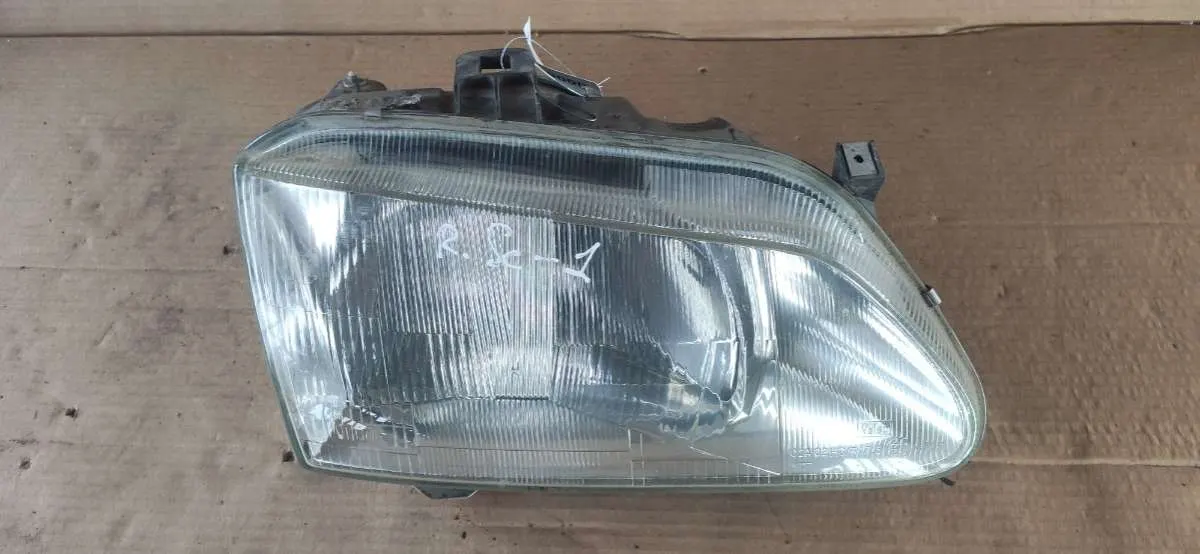 Фара передняя правая Renault Scenic 1 поколение