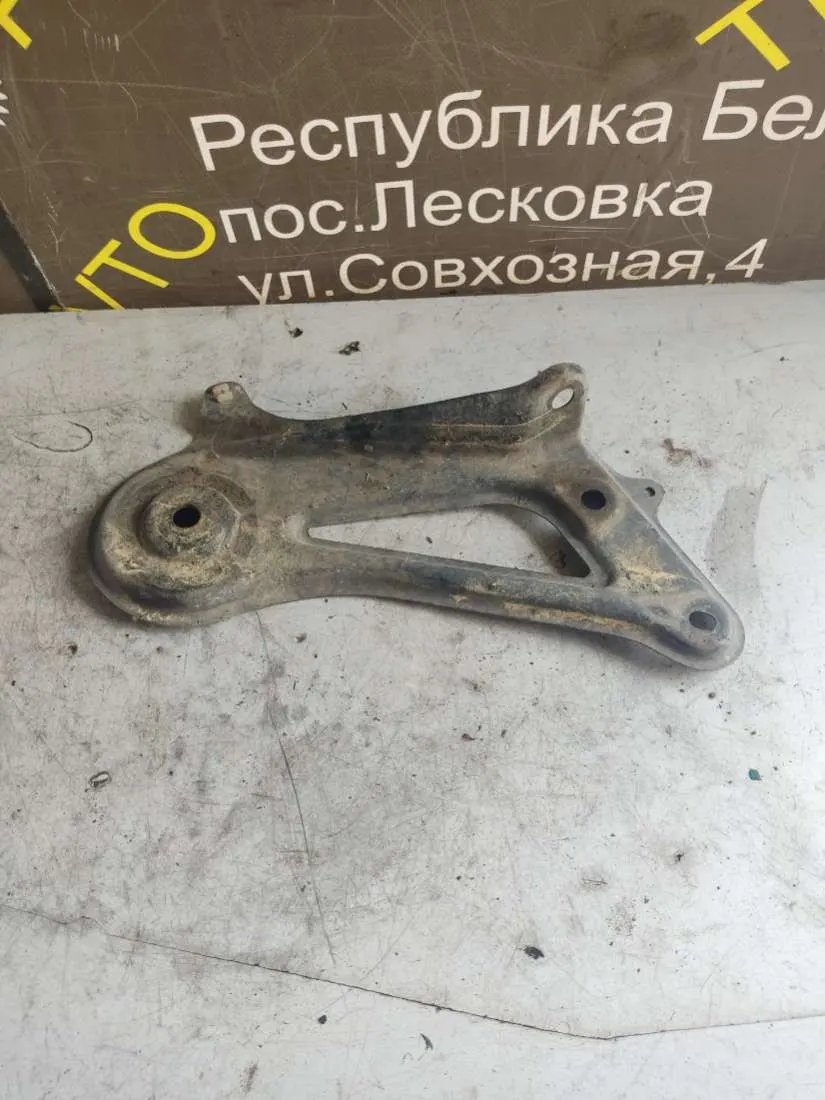 Кронштейн подрамника Toyota Sienna 3 поколение