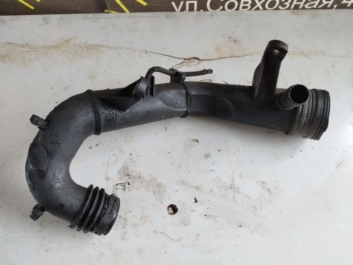 патрубок воздушного фильтра Volkswagen Golf 4 поколение 1J0129654Q