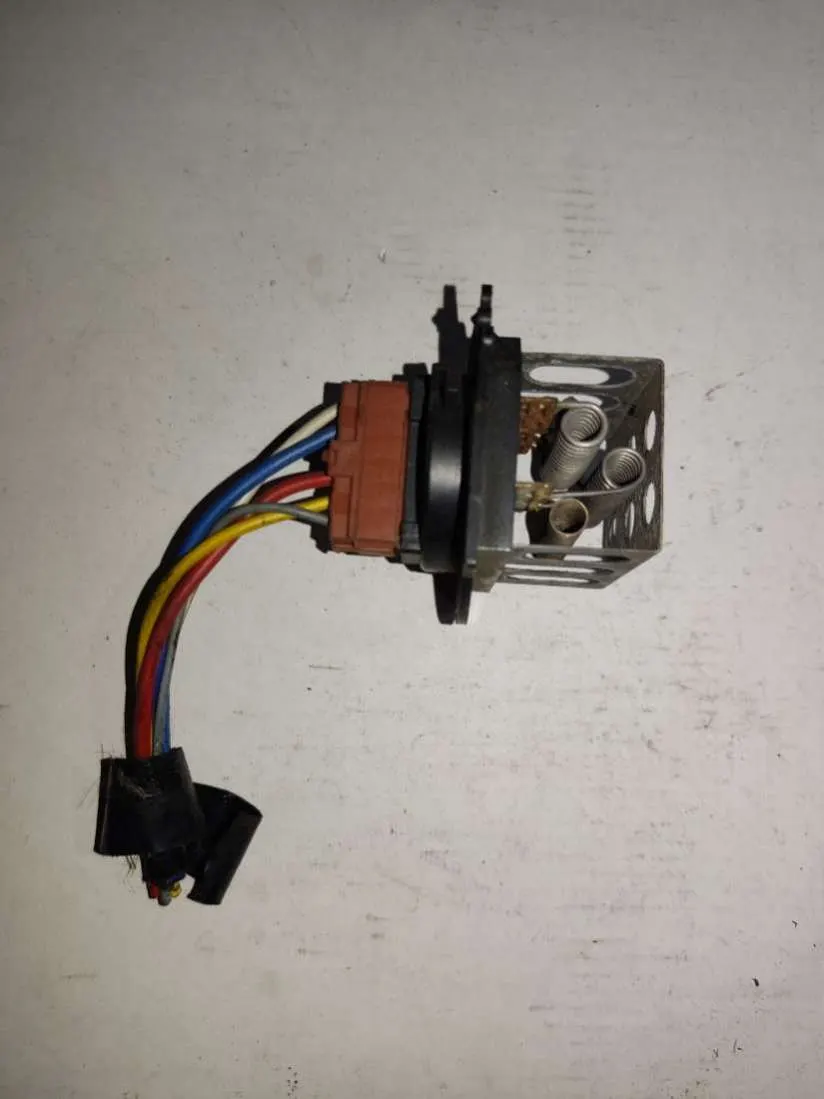 разъем на сопротивление печки Citroen Berlingo 1 поколение 848309a