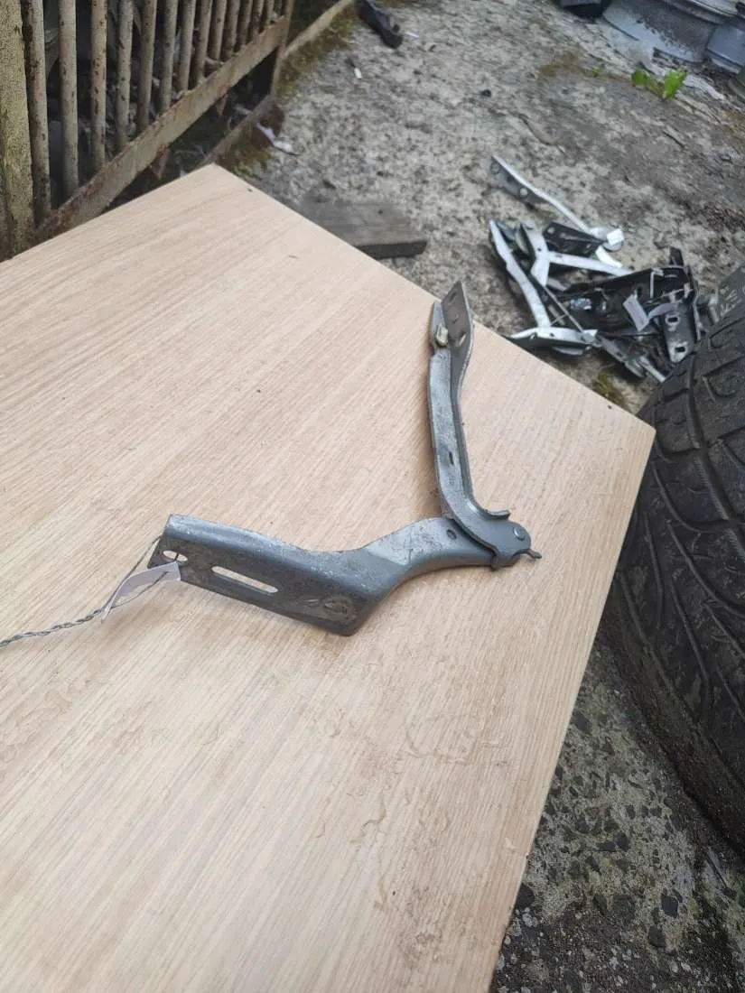 Петля капота правая Peugeot 307 1 поколение