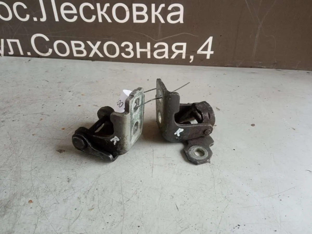 Петля двери передней правой Renault Scenic 3 поколение