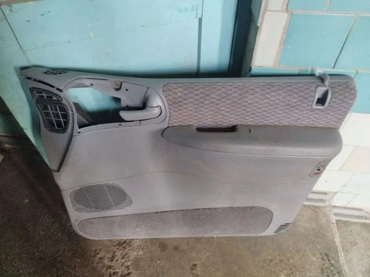 Обшивка двери передней правой (дверная карта) Chrysler Voyager 3 поколение