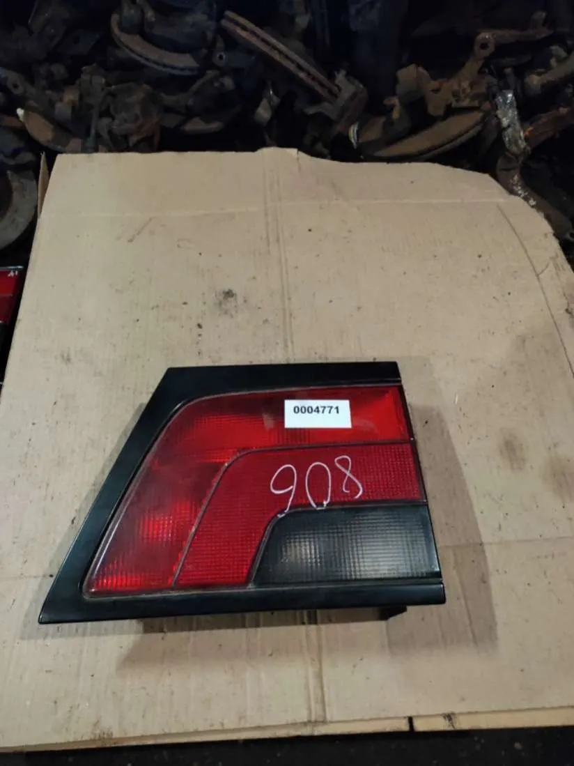 Фонарь крышки багажника правый Peugeot 806 221