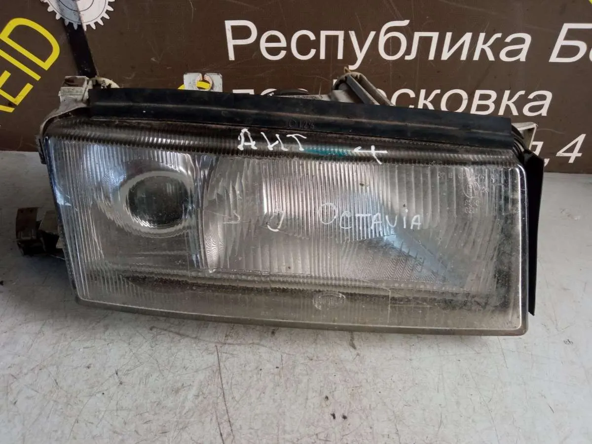 Фара передняя правая Skoda Octavia 1 поколение 24608600RE