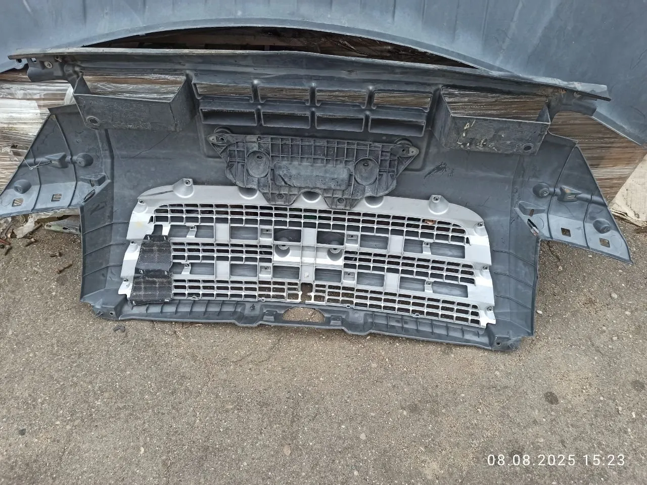 решетка радиатора Ford Transit 6C1117D957A