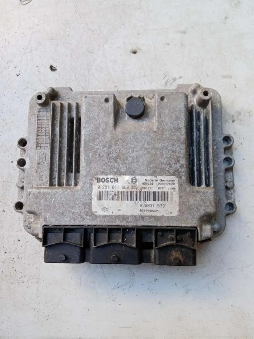 блок управления двигателем Renault Laguna 2 поколение 0281011969