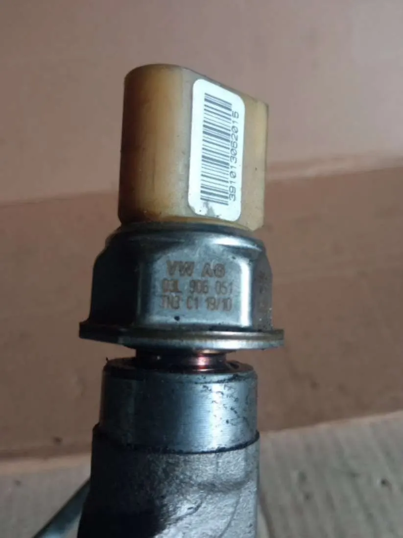 датчик давления топлива Volkswagen Passat (North America) B7 03L906051