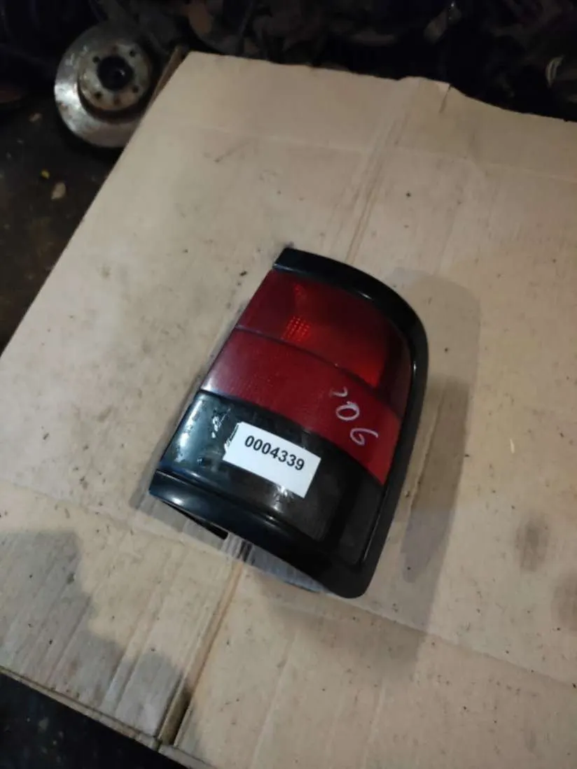 Фонарь задний правый Peugeot 806 221