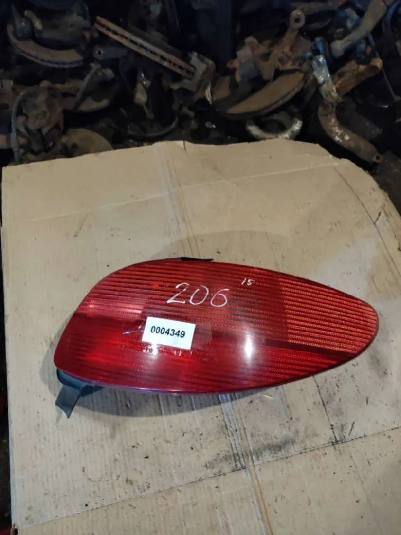 Фонарь задний правый Peugeot 206 1 поколение