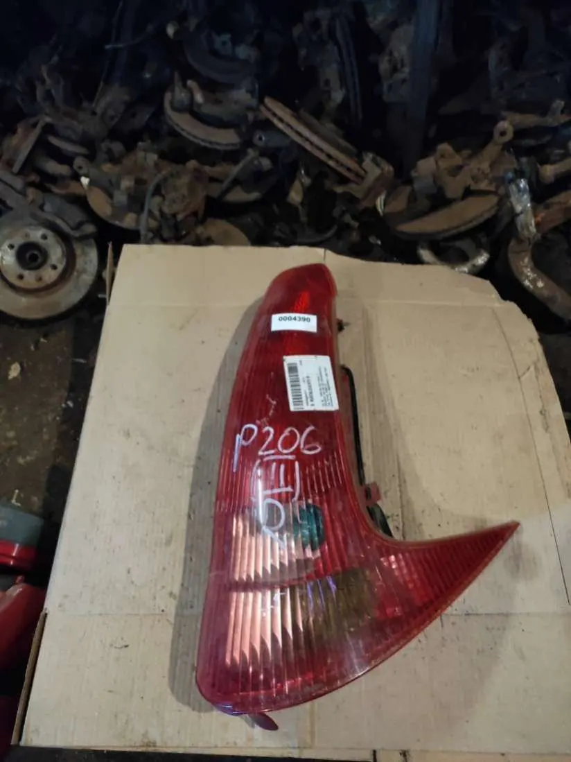 Фонарь задний правый Peugeot 206 1 поколение