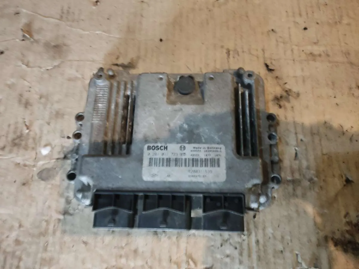 блок управления двигателем Renault Laguna 2 поколение 0281011723