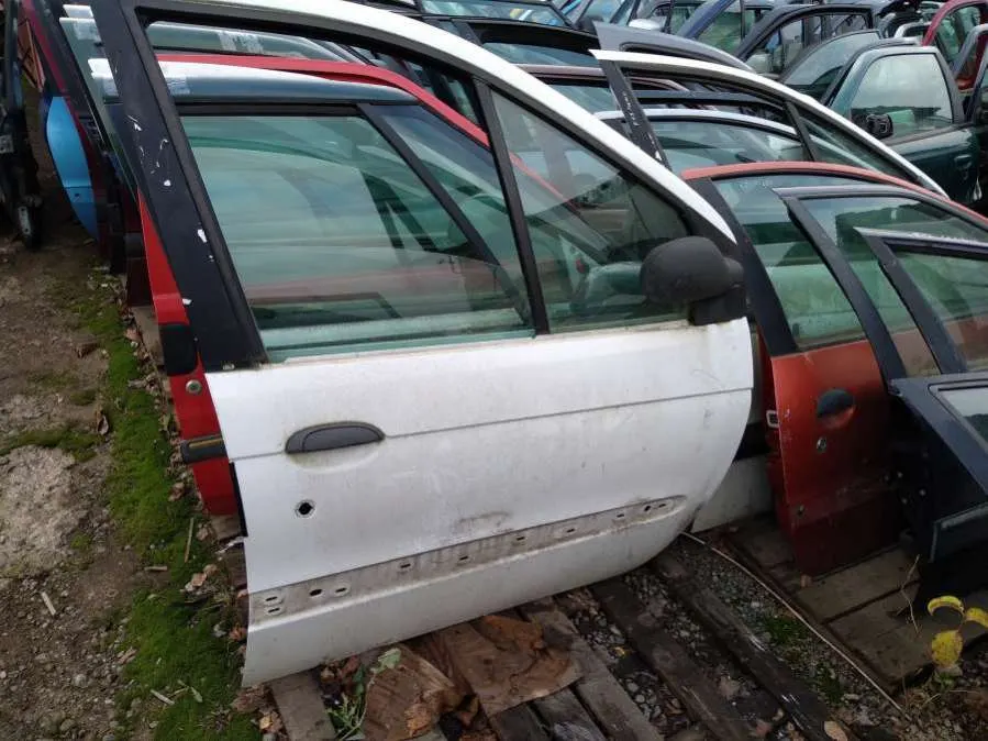 Дверь передняя правая Renault Scenic 1 поколение