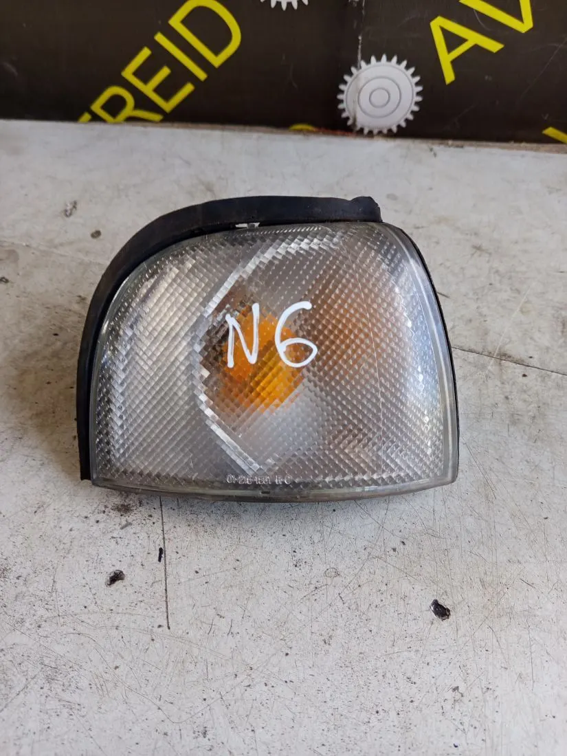 Поворотник правый Nissan Sunny Y10