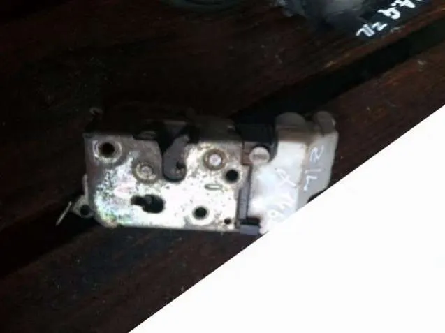 Замок двери задней левой Alfa Romeo 146 930