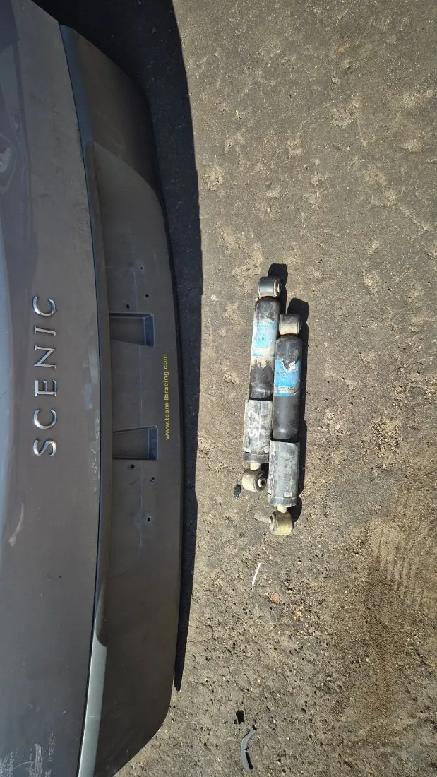 Стойка амортизатора заднего левого Renault Scenic 2 поколение