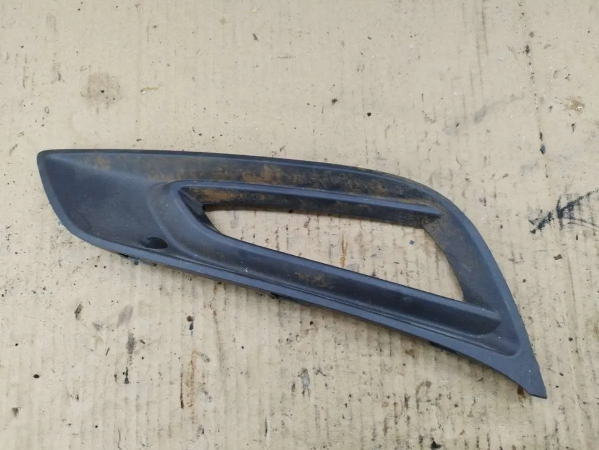 Заглушка (решетка) в бампер передний Opel Astra K 13481939