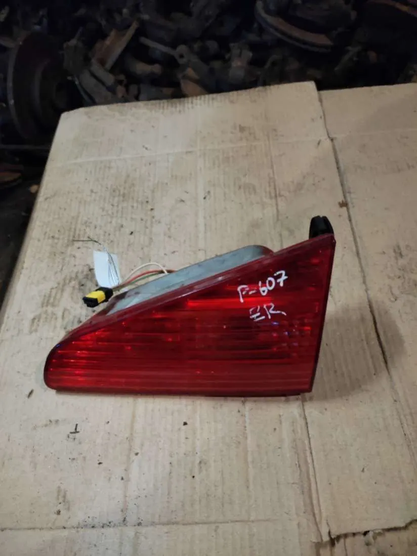 Фонарь крышки багажника правый Peugeot 607 1 поколение