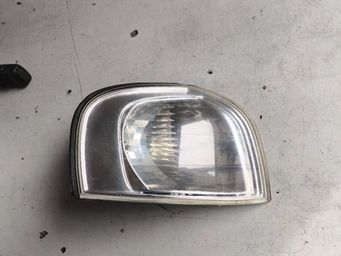 Поворотник правый Volvo S80 1 поколение