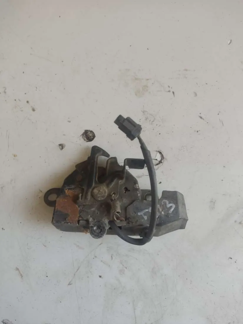 замок капота Toyota Sienna 3 поколение