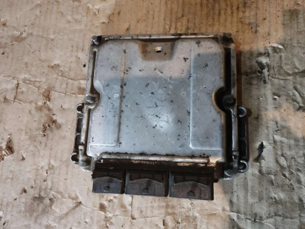 блок управления двигателем Renault Laguna 2 поколение 0281010637