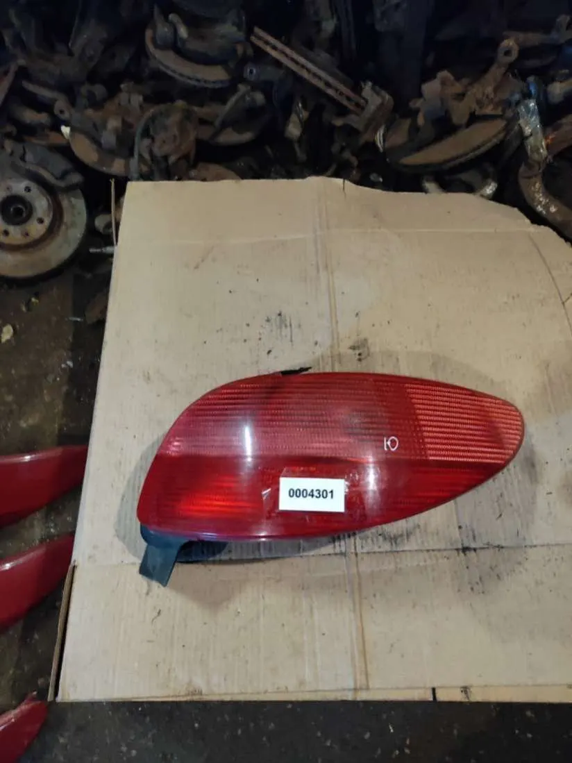 Фонарь задний правый Peugeot 206 1 поколение