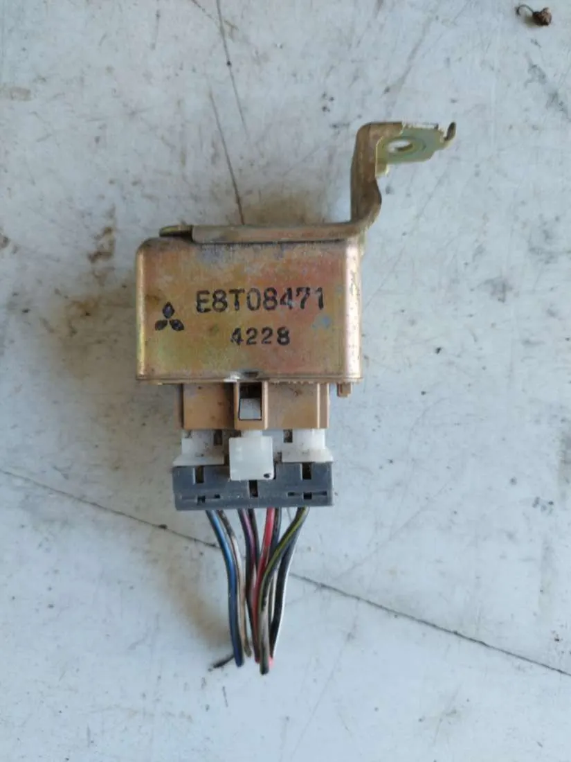 реле бензонасоса Mitsubishi Colt 4 поколение E8T08471