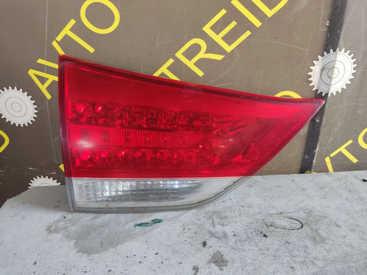 Фонарь крышки багажника левый Toyota Sienna 3 поколение