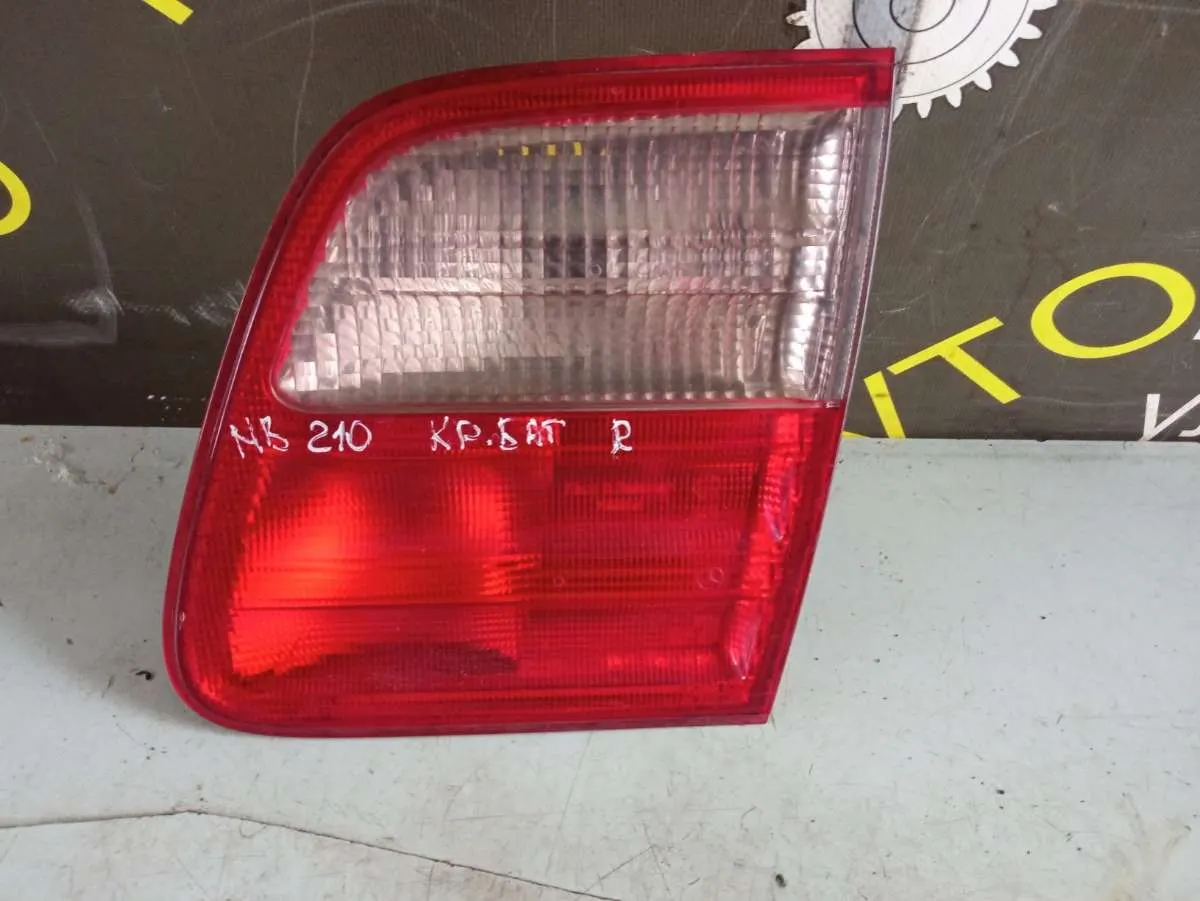 Фонарь крышки багажника правый Mercedes-Benz E-klasse AMG W210