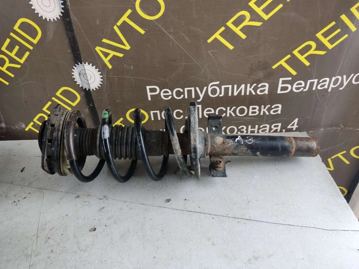 Стойка амортизатора переднего правого Renault Scenic 2 поколение