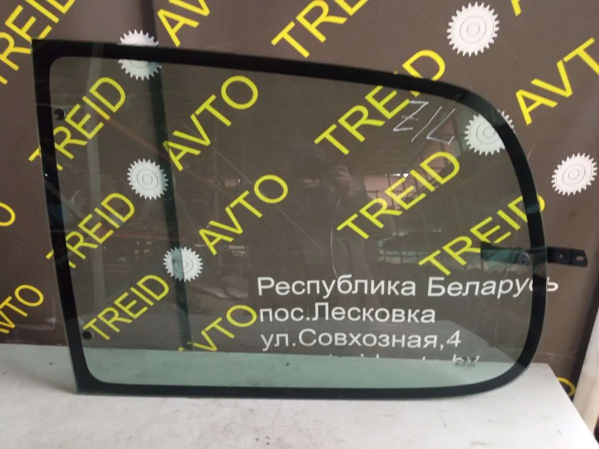 Стекло кузовное боковое левое Nissan Serena C23