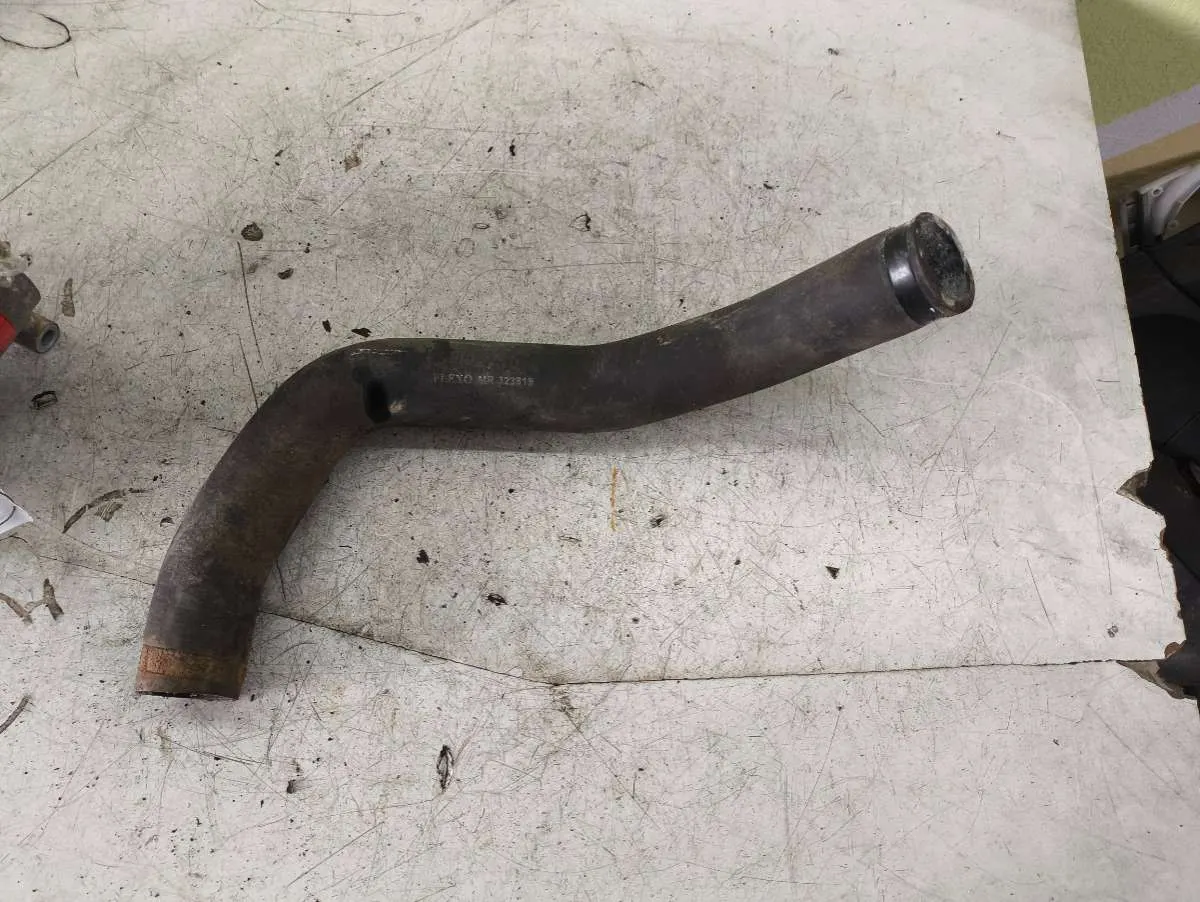 Патрубок радиатора Mitsubishi Carisma 1 поколение [рестайлинг] MR323819