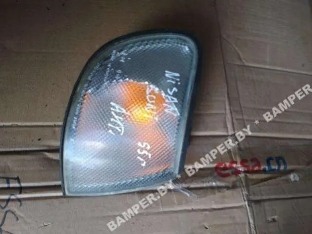 Поворотник правый Nissan Sunny B14