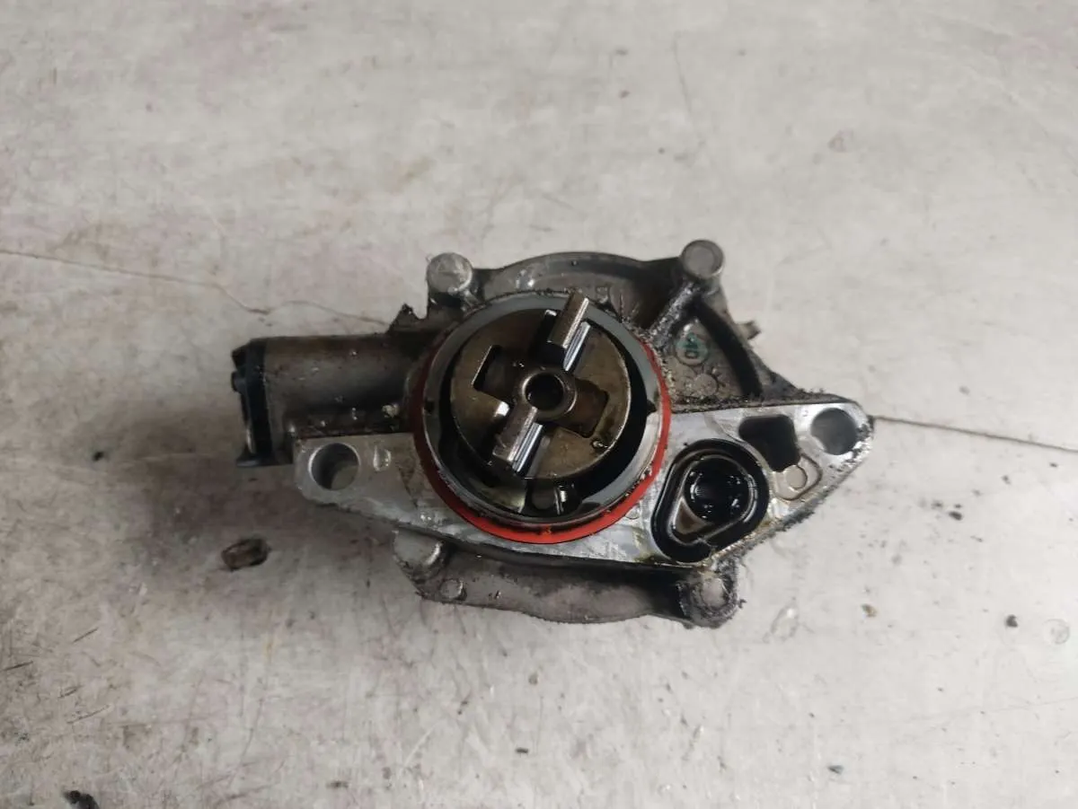 Насос вакуумный Peugeot 206 1 поколение 9658398080