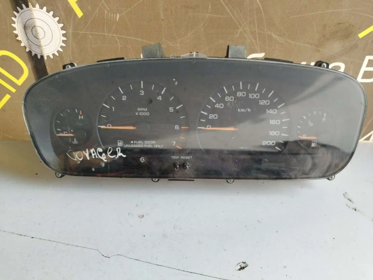 Щиток приборов (приборная панель) Chrysler Voyager 3 поколение