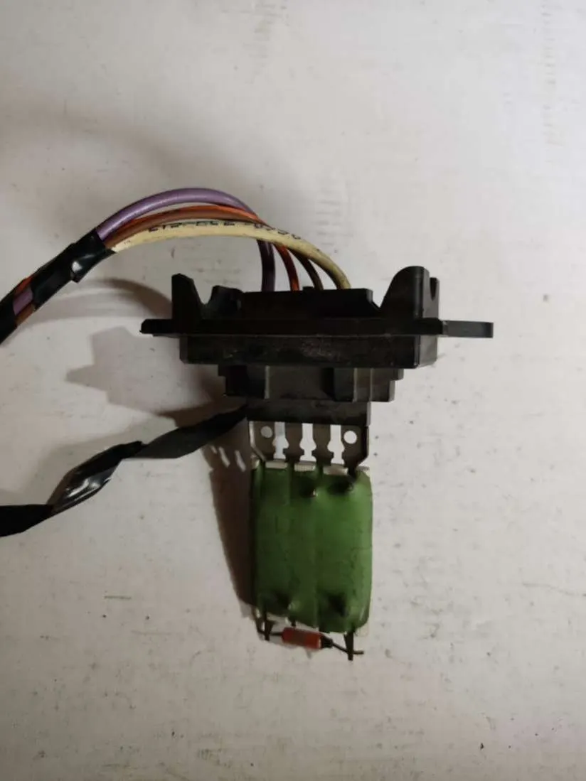 разъем на сопротивление печки Citroen C3 1 поколение 12631