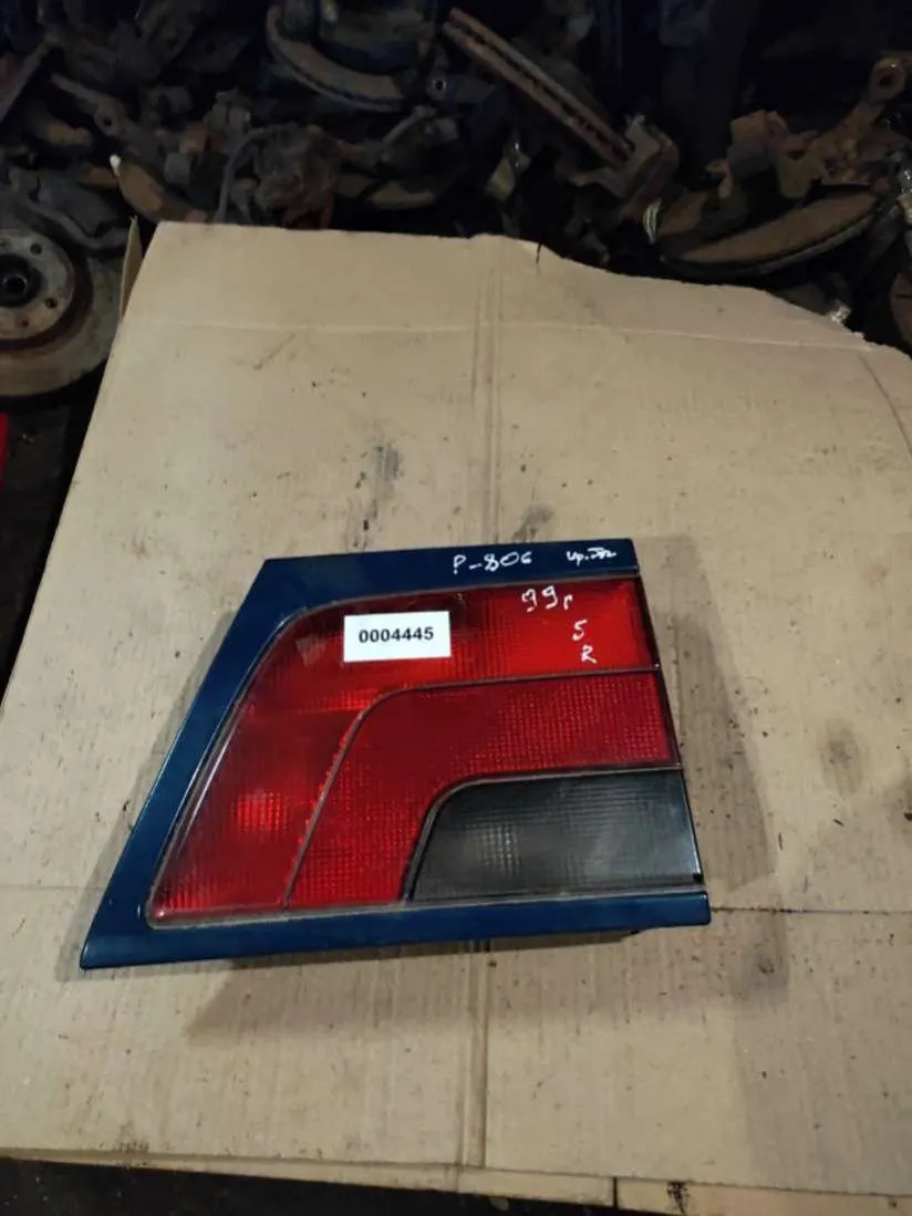 Фонарь крышки багажника правый Peugeot 806 221