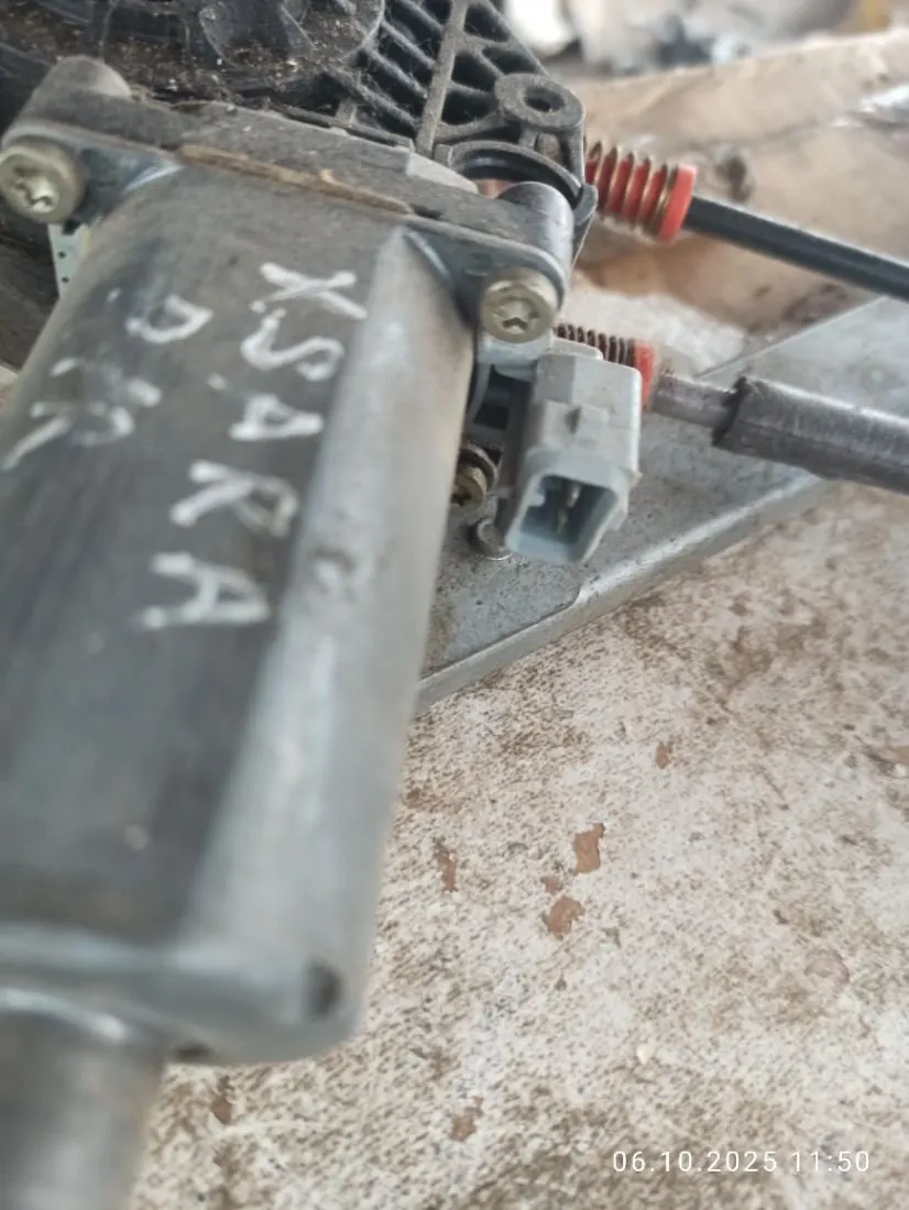 Стеклоподъемник правый передний Citroen Xsara 1 поколение