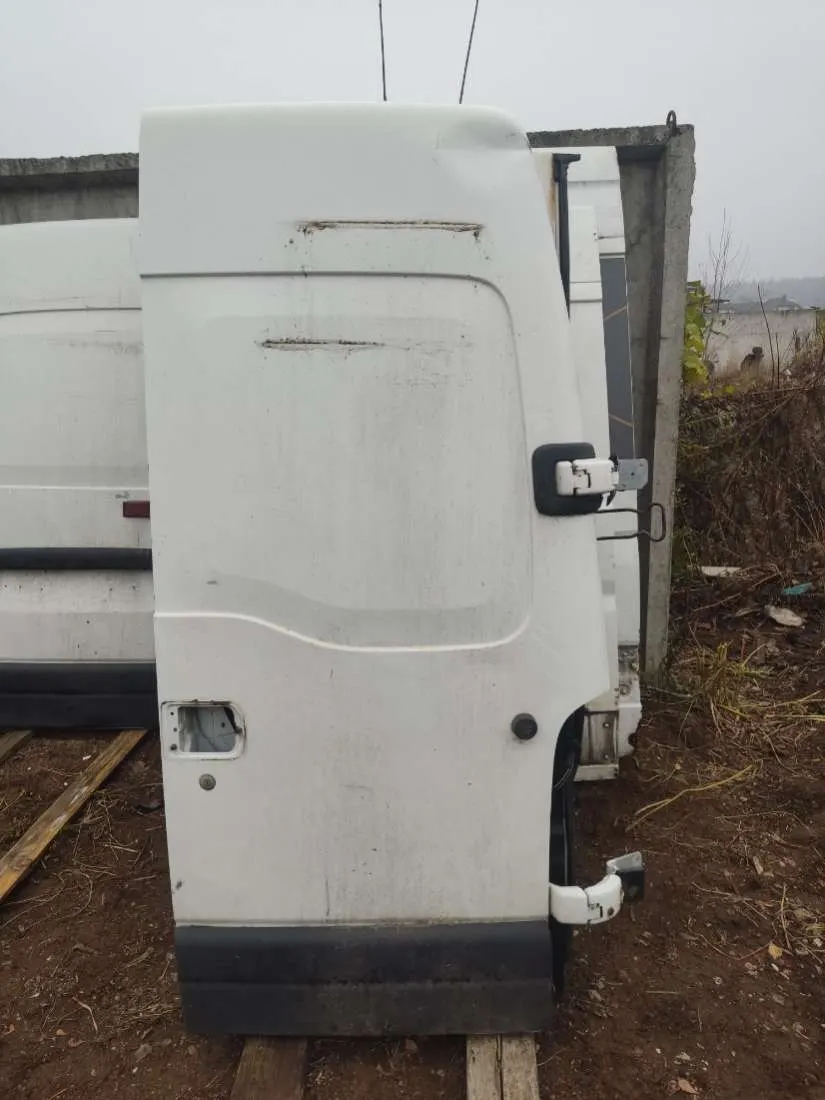 Дверь распашная задняя правая Renault Master
