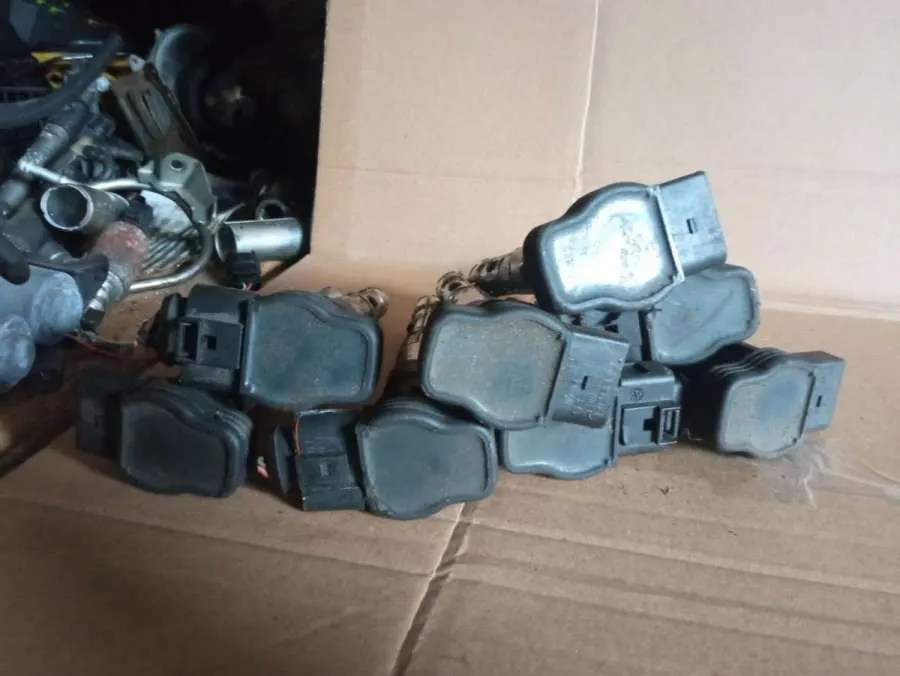 Катушка зажигания с коммутатором Volkswagen Touareg 1 поколение 077905115AA — фото 2
