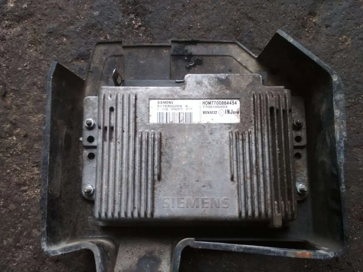 блок управления двигателем Renault Megane 1 поколение 7700105973