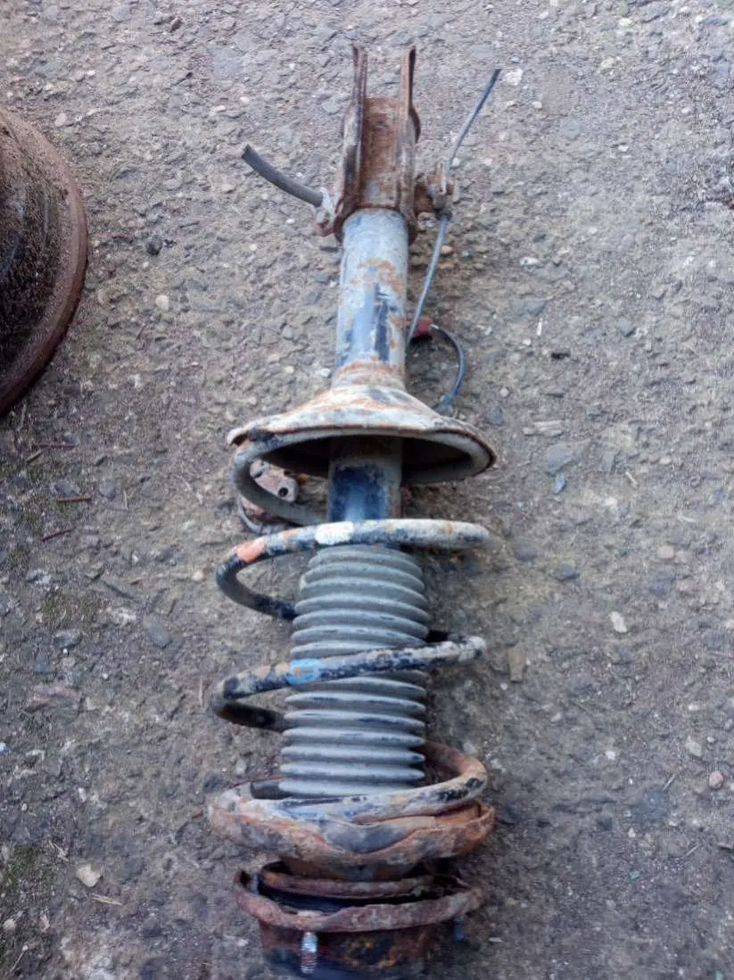Стойка амортизатора переднего правого Subaru Outback 2 поколение