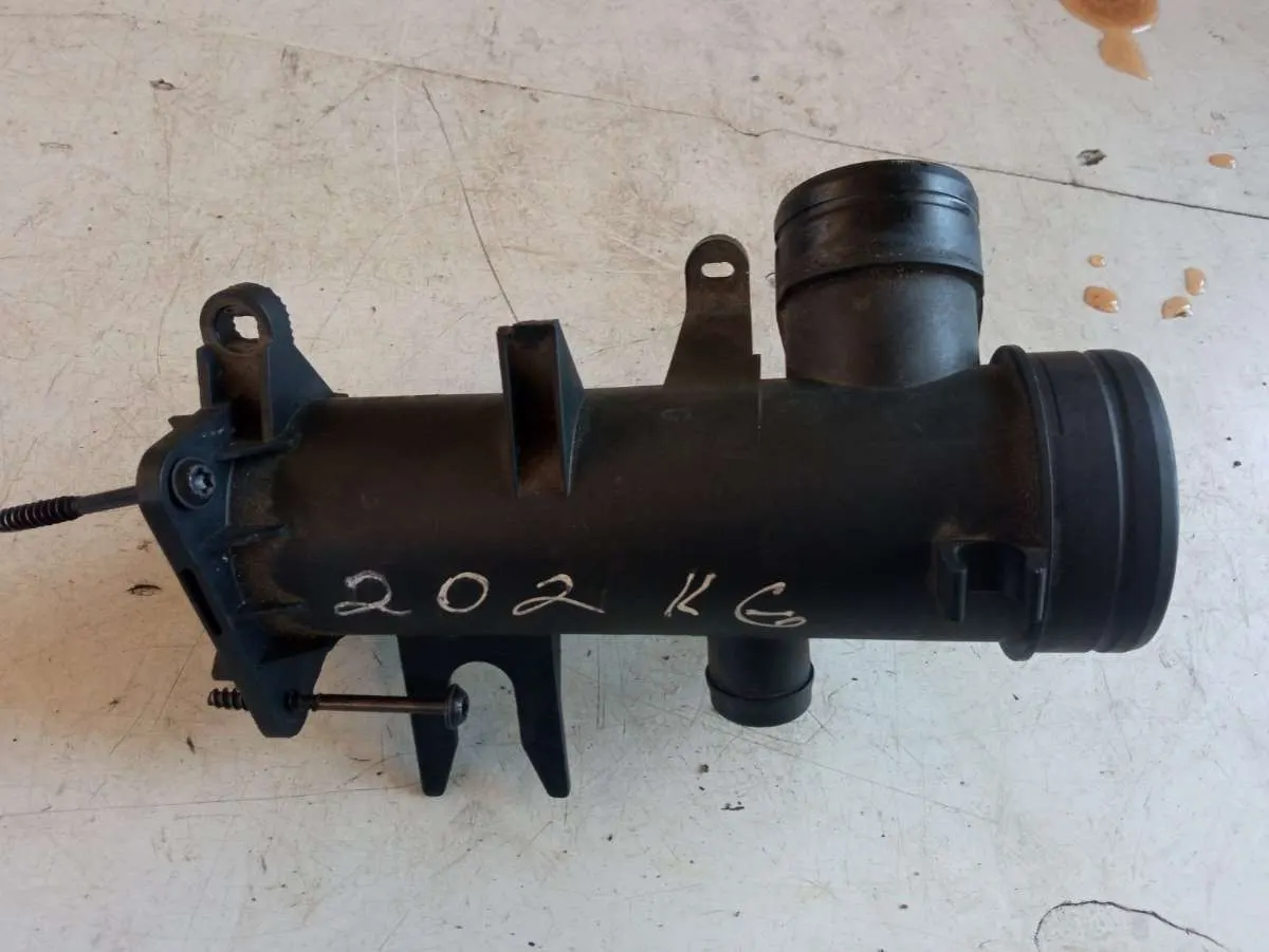 патрубок (трубопровод, шланг) Volkswagen Touran 1 поколение 03C129617D