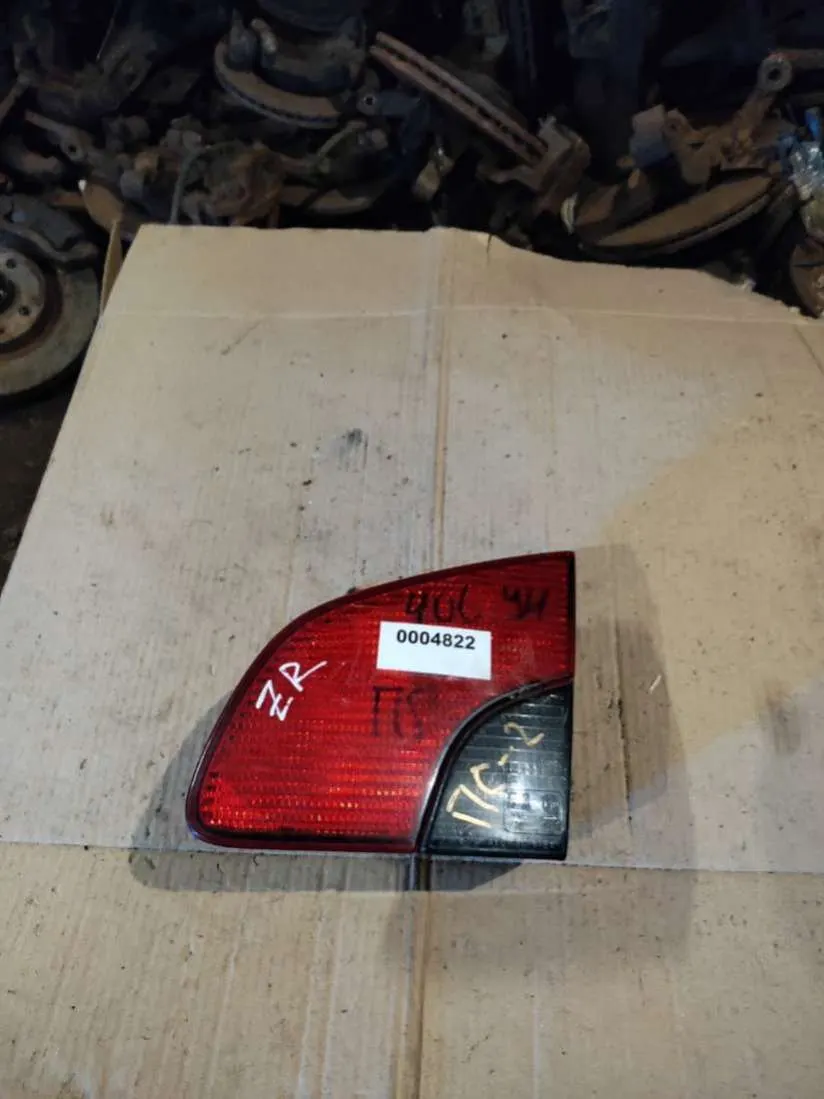 Фонарь крышки багажника правый Peugeot 406 1 поколение
